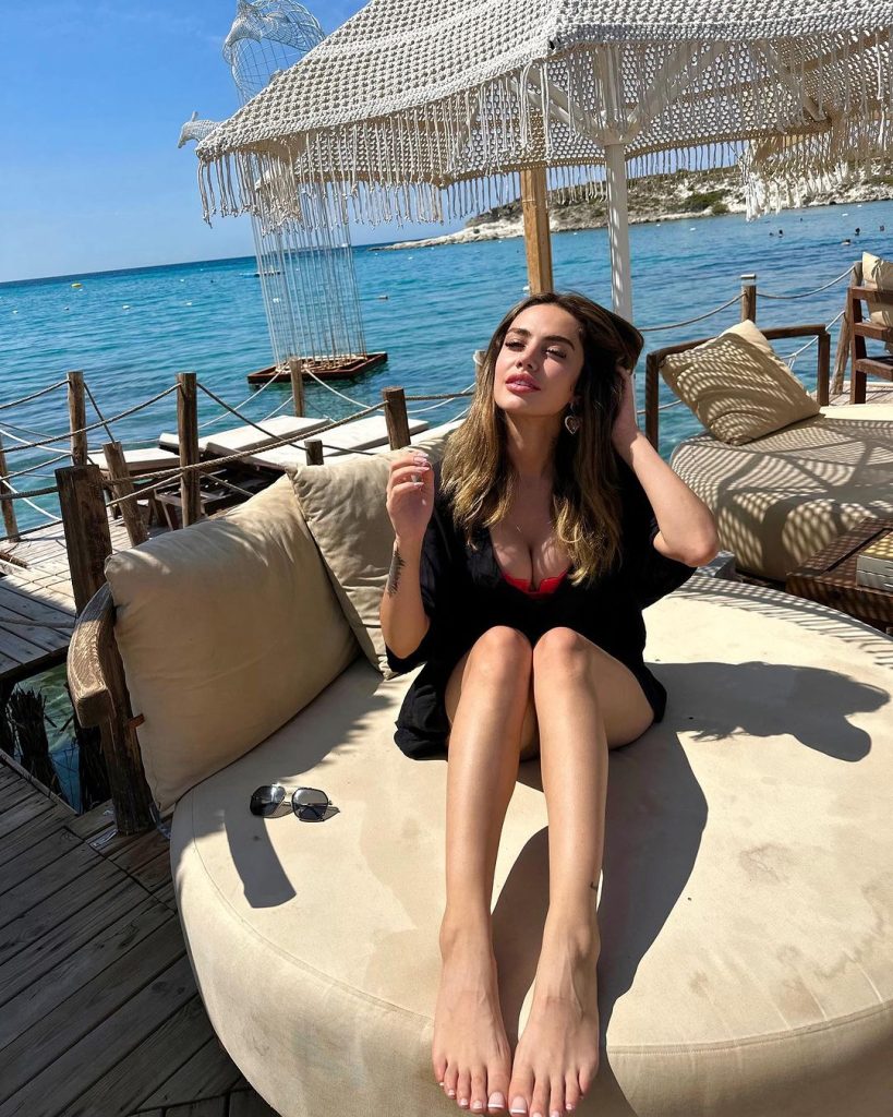 Ece Ronay Hayatı